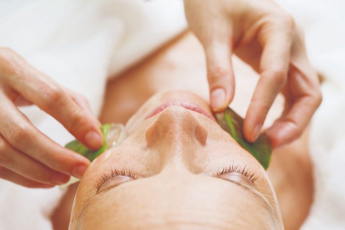 Naturkosmetik, Gesichtsbehandlung mit Aloe Vera Frischpflanzenblatt, Entspannen, Spa, Copyright Pharmos Natur