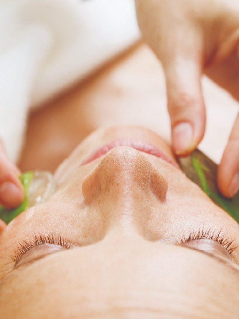 Naturkosmetik, Gesichtsbehandlung mit Aloe Vera Frischpflanzenblatt, Frau, Entspannen, Spa, Copyright Pharmos Natur